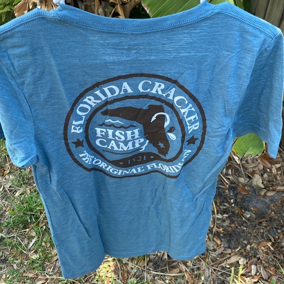 NWT Florida Cracker Trading Company T-shirt size S. Fish Camp Badge Vneck - Picture 13 of 14